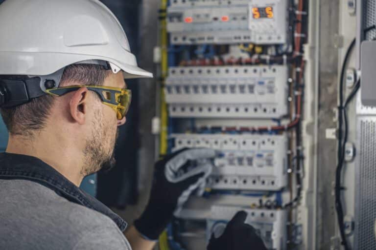 Ouvrier travaillant sur un compteur électrique