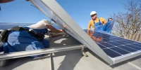 installation-systeme-panneaux-solaires-photovoltaiques-toit-maison- Habilitation électrique pour les poseurs de panneaux photovoltaïques